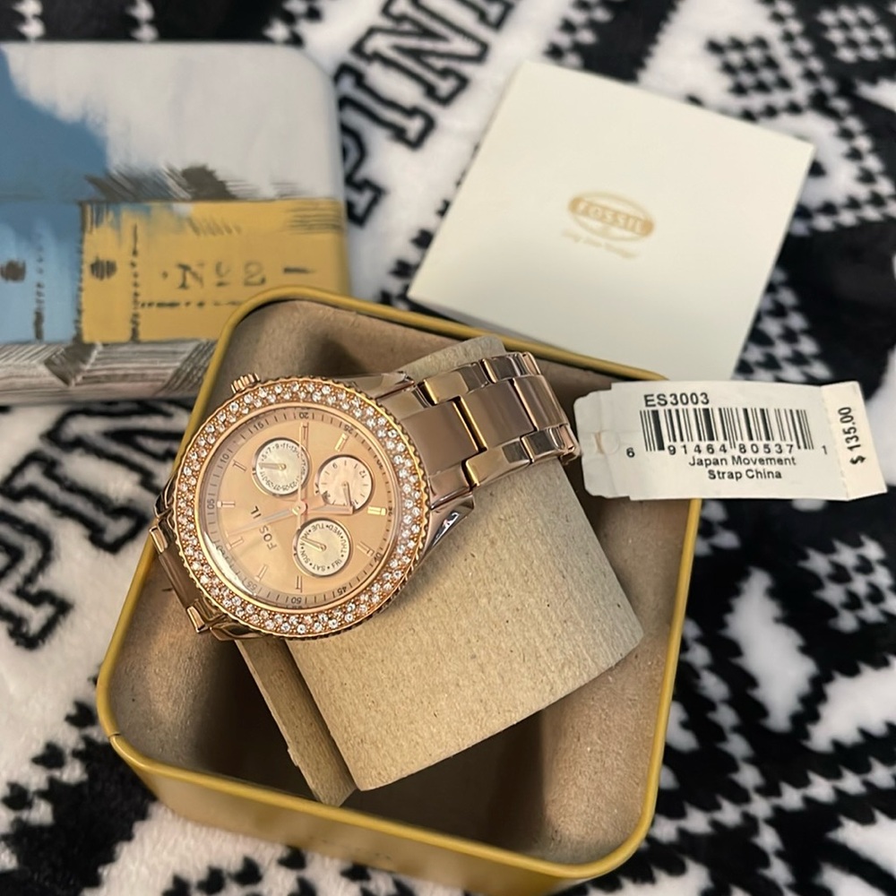 New fossil woman watch.It needs a battery because it hasn't never used in a year